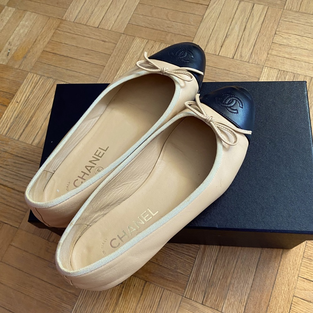 CHANEL sz39 Lambskin Ballerina Flats
Tan and Black Cap Toe in Great Condition!